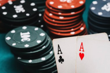Bir çift as ve poker oyununda fiş oynamak