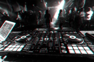 bir gece kulübünde müzik karıştırma için profesyonel DJ Mikser denetleyici