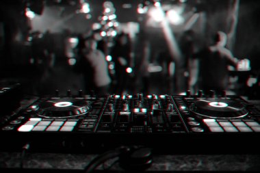 Bir gece kulübünde müzik karıştırma için DJ Mikser denetleyici kurulu