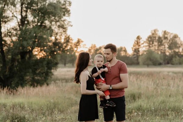 Joven mamá y papá con su hijo feliz verano al aire libre —  Fotos de Stock