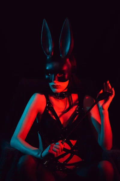 Sexy maîtresse fille masqué lapin en cuir ceinture — Photo