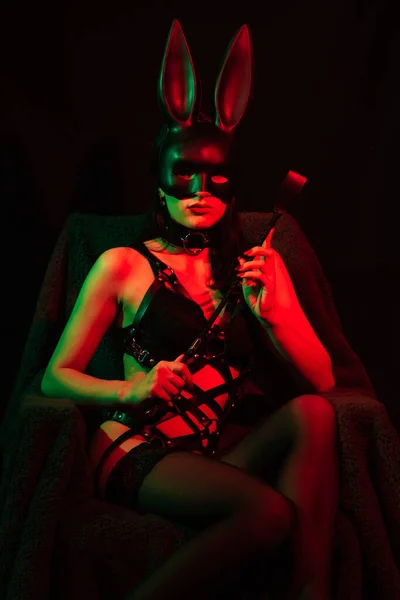 Sexy dominatrix mulher no erótico lingerie com Bunny máscara com couro chicote — Fotografia de Stock