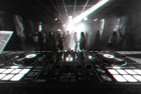 Controlador mezclador DJ profesional para mezclar música en un club nocturno —  Fotos de Stock