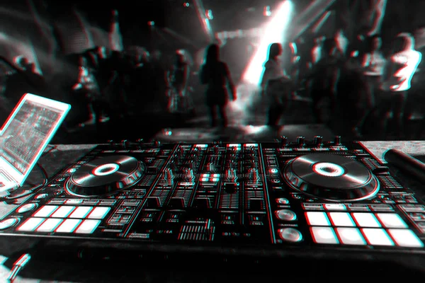 Controlador profissional do misturador do DJ para misturar a música em uma discoteca — Fotografia de Stock