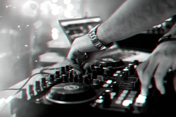 Mãos DJ mixagem e reprodução de música em um mixer controlador profissional — Fotografia de Stock