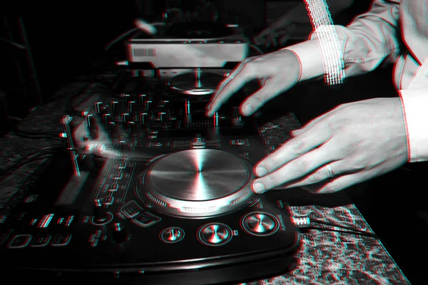 DJ-клуб микширует музыку на миксере в ночном клубе — стоковое фото
