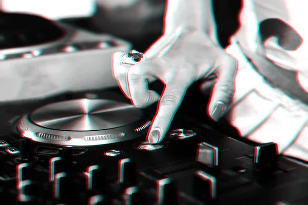 Chicas de la mano DJ controlador de música para mezclar música en el club — Foto de Stock