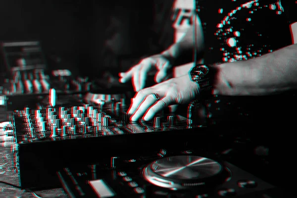 DJ Mix Musik in einem professionellen Musik-Boards und Ausrüstung — Stockfoto