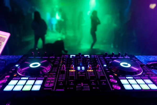 DJ mixer in the booth on the background of the dance floor — Stock Photo, Image
