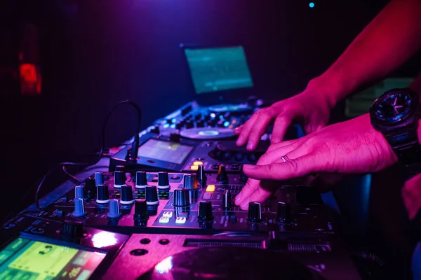 DJ mano si mescola su un mixer professionale in un nightclub — Foto Stock