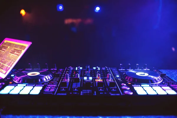 Mezclador de controlador de música DJ Board en una fiesta electrónica — Foto de Stock