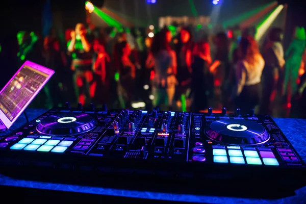 Controller musicale DJ mixer in un night club — Foto Stock
