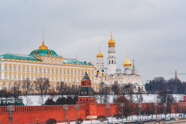Moskova, Rusya - 1 Şubat 2020: Kremlin duvarı ve Moskova nehri manzaralı şehir manzarası. Grand Kremlin Sarayı