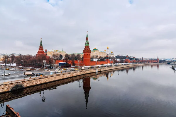 Moskva, Ryssland - 01 februari 2020: Urbana landskap med utsikt över Kremlmuren och Moskvafloden — Stockfoto