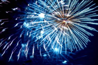 Bulanık parlak renkli soyut havai fişekler.