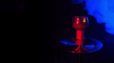 Mavi dumanlı metal bir nargile kasesinde sıcak kırmızı kömür.