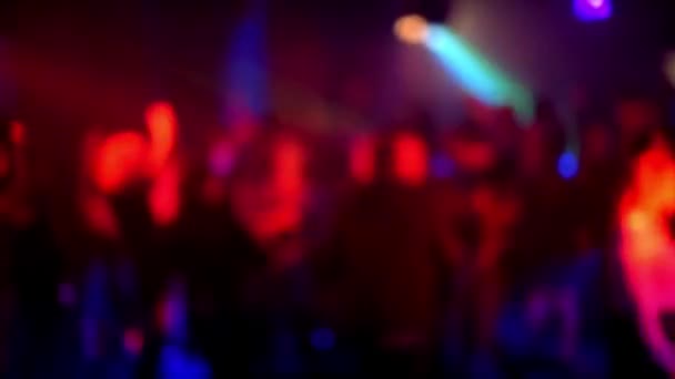 Sagome sfocate di una folla di persone che ballano sulla pista da ballo in un nightclub — Video Stock