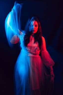 Zihinsel sorunları ve bölünmüş bir kişiliği olan akıl hastası bir kadının portresi.