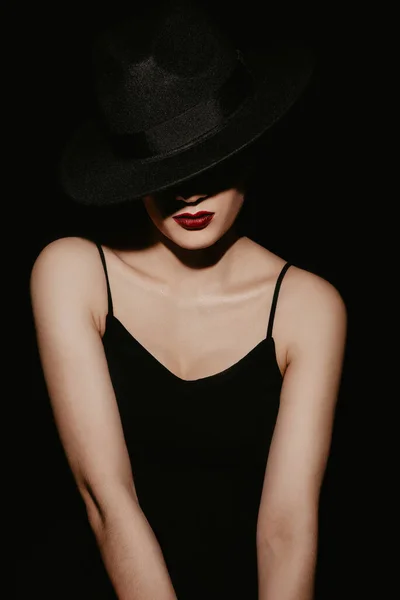 Retrato de estúdio elegante de uma menina em um chapéu preto e vestido — Fotografia de Stock