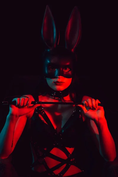 Portrait de maîtresse fille masqué lapin en cuir ceinture avec fouet — Photo