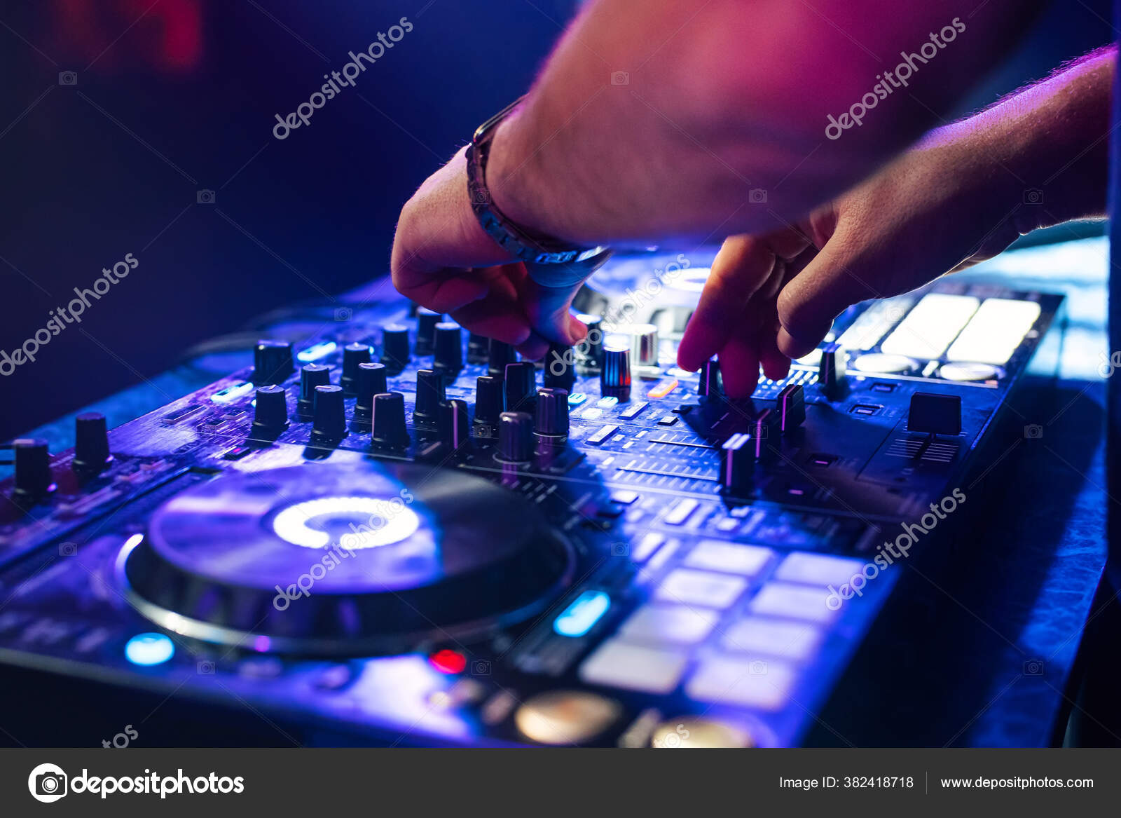 DJ-hender mikser musikk på et miksebord i en nattklubb – stockfoto ©  alexkoral #382418718, image size:1600x1167