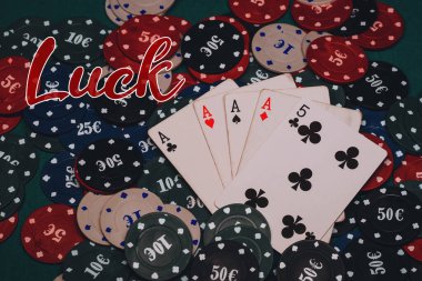 Şans kavramı. Poker oynamak için oyun çipleri ve kartları