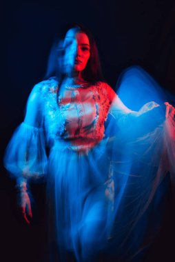 Zihinsel sorunları olan genç bir hayalet kızın gizemli ve korkutucu portresi.