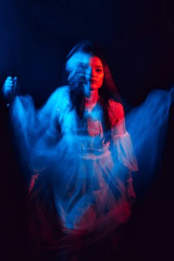 Zihinsel sorunları olan genç bir hayalet kızın gizemli ve korkutucu portresi.