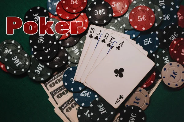 ポーカーだ。カジノでお金とカードを持つゲームチップ — ストック写真