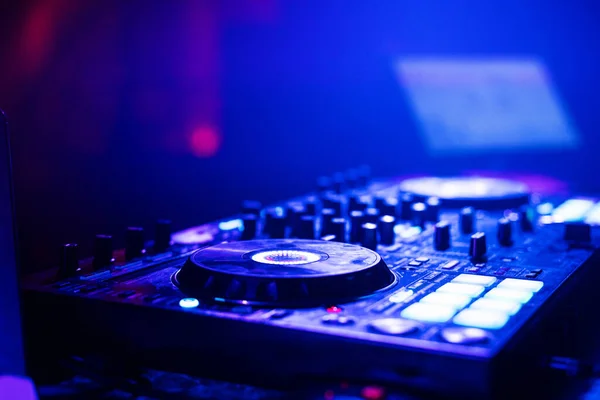 电子派对上的音乐控制器混音器DJ板 — 图库照片
