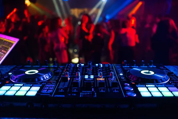 Controller musicale DJ mixer in un nightclub a una festa — Foto Stock