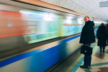 Moskova, Rusya - 01 Şubat 2020: Moskova metrosunda hareket halindeki tren ve insanlar