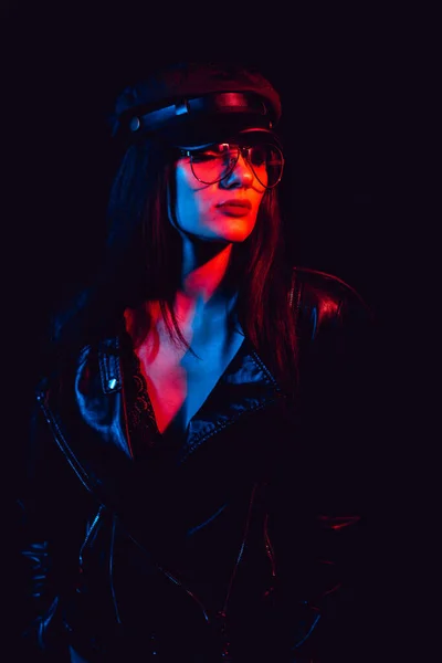 Retrato de moda de una chica sexy con estilo con gafas en una chaqueta de cuero y gorra — Foto de Stock