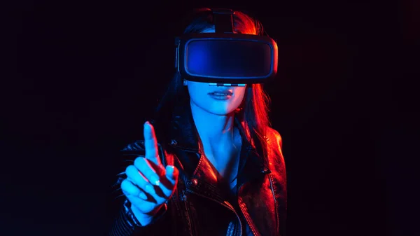 Mädchen macht Erfahrung mit Virtual-Reality-Brille — Stockfoto