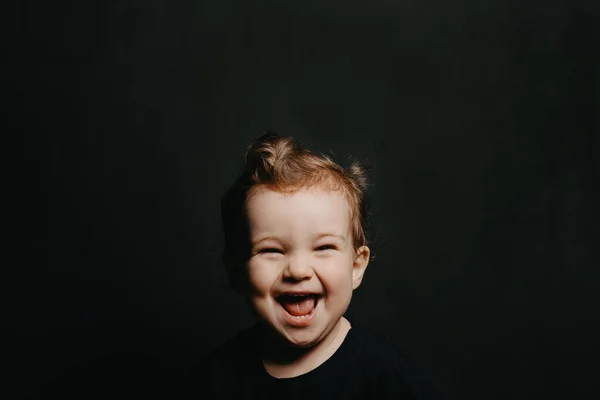 Retrato de un niño caucásico feliz sonriente — Foto de Stock