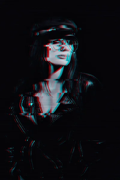 Schwarz-Weiß-Porträt eines schönen Mädchens mit Brille und Ledermütze mit 3D-Glitch-Effekt — Stockfoto
