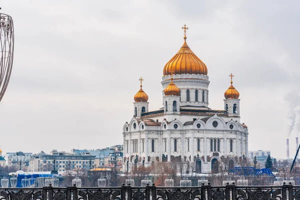 Kristi katedral Frälsaren i Moskva, Ryssland en vinterdag under en molnig himmel — Stockfoto