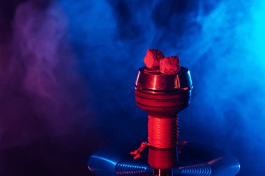 Nargile kırmızı kömürleri bir kasenin içinde dumanın arkasında shisha için.