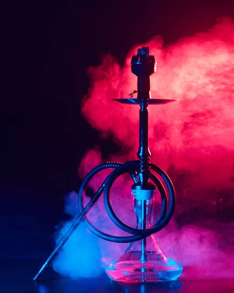 带玻璃瓶的Hookah shisha和黑色底色浓烟的金属碗 — 图库照片