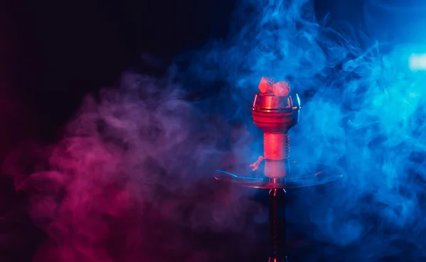 Красные горячие угли для кальяна в металлической чаше на фоне цветного дыма — стоковое фото