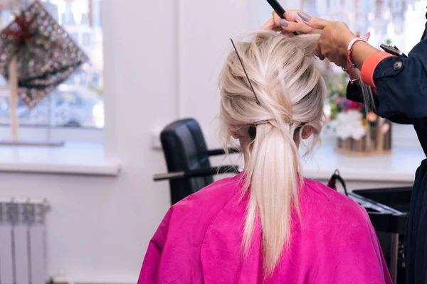 Kezek egy fodrász egy fésűvel, hogy a frizura egy szőke lány — Stock Fotó