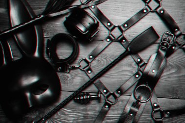 BDSM seksi için erotik oyuncaklar. Kırbaç, kelepçe, deri kemer, maske