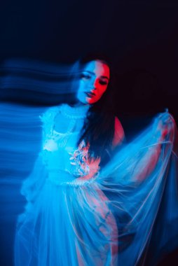 Zihinsel sorunları ve bölünmüş bir kişiliği olan paranoyak bir kızın portresi.