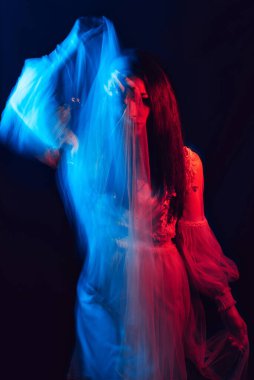 Zihinsel sorunları olan genç bir hayalet kızın gizemli ve korkutucu portresi.