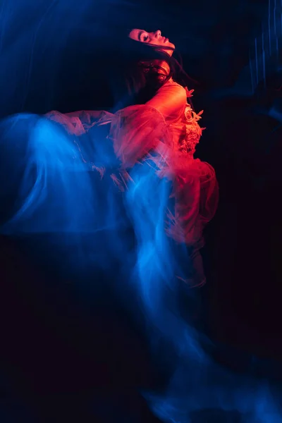 Retrato abstracto borroso de una joven bailarina en un vestido sobre un fondo negro — Foto de Stock