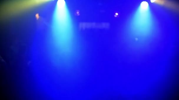 Натовп людей танцює на танцмайданчику нічного клубу під світлом кольорових прожекторів і лазерів — стокове відео