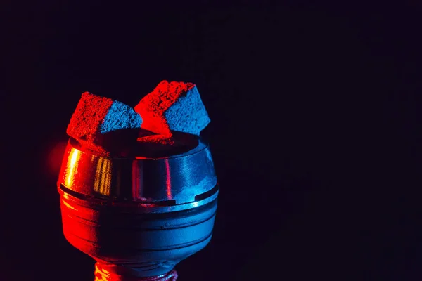 Charbons rouges chauds pour narguilé chicha dans un bol en métal avec éclairage au néon bleu rouge — Photo