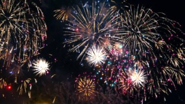 Gece gökyüzünün arka planında havai fişekler