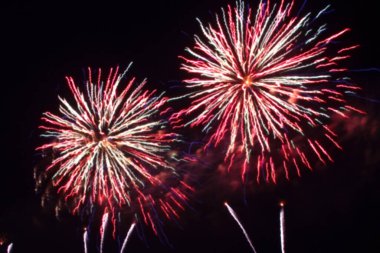 Gece gökyüzünün arka planında havai fişekler