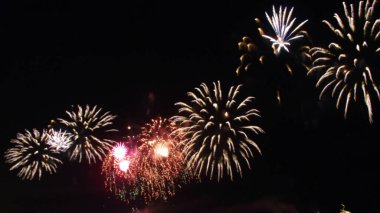 Bulanık parlak renkli soyut havai fişekler.